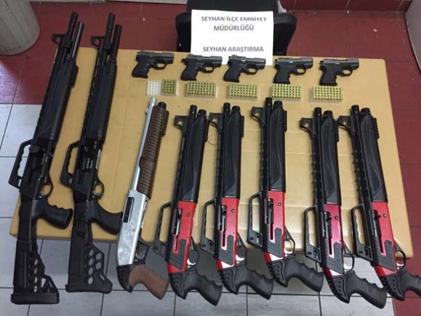 Cezaevi firarisi yakalanınca adliye kapısına kafa attı!