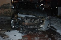 DOĞALGAZ KUTUSU - Bahçelievler'de İki Otomobil Alev Alev Yandı