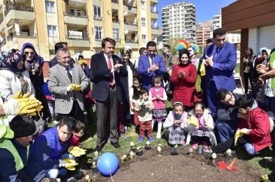 Başkan Erkoç, Özel Çocuklarla Çiçek Dikti