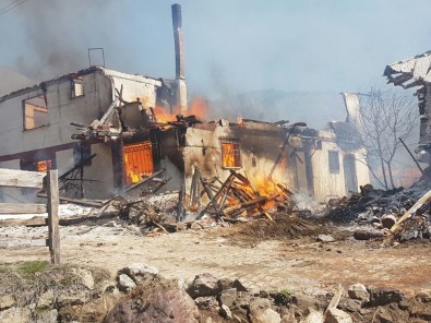 Çankırı'da Köy Yangını Açıklaması İlk Belirlemelere Göre 25 Ev Yandı