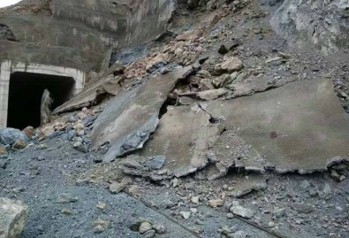 Elazığ-Bingöl Arasında Demir Yoluna Heyelan Düştü
