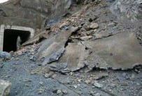 TREN İSTASYONU - Elazığ-Bingöl Arasında Demir Yoluna Heyelan Düştü