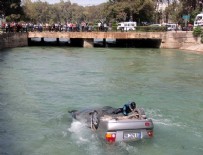 ÖZDEMİR SABANCI - Adana'da otomobil su kanalına düştü