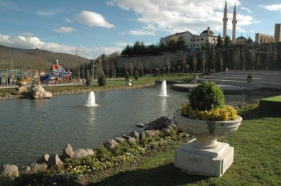 Ankara Büyükşehir'den Çevre İlçe Meydanlarına Da Çiçek Vazoları