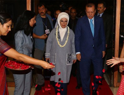 Erdoğan'ı Hindistan'da gül yapraklarıyla karşıladılar
