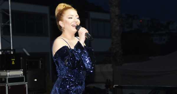 Ünlü şarkıcı şokta! Boş meydana konser verdi