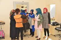 İŞÇİ SAĞLIĞI - Kadınlar, Kuaförlüğü Uygulamalı Öğreniyor