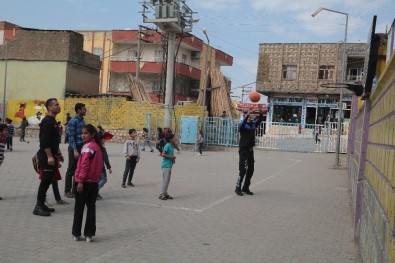 Silopi'de Polisler Öğrencilerle Top Oynadı