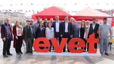 AK Parti'li Erdem 'Evet' Çadırını Ziyaret Etti