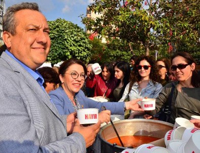 Manisa'da CHP'liler hayır çorbası dağıttı