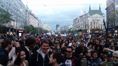 Sırbistan'da Binlerce Muhalif Sokakta