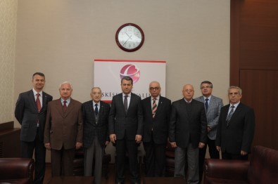 Türk Hava Kurumu Eskişehir Şubesi'nin Yeni Yöneticileri Vali Çelik'i Ziyaret Etti