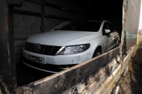 TIR DORSESİ - Yanan Tır Dorsesinden Sıfır Otomobil Çıktı