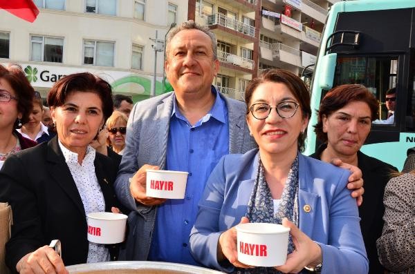Manisa'da CHP'liler hayır çorbası dağıttı