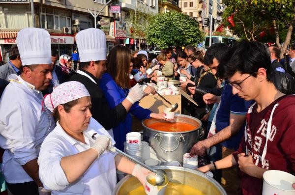 Manisa'da CHP'liler hayır çorbası dağıttı