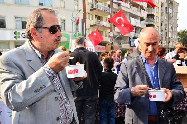 Manisa'da CHP'liler hayır çorbası dağıttı