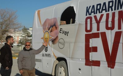 AK Parti'nin seçim otobüsüne saldırı!
