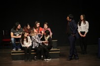 MÜJDAT GEZEN - Aydınlı Sanatseverler 'Artiz Mektebi' Oyunuyla Buluştu