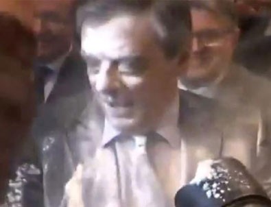 Fransız Cumhurbaşkanı adayı Fillon’a ‘unlu’ protesto