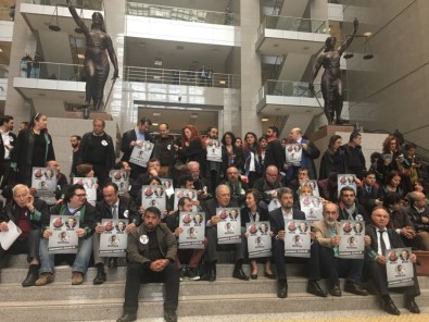 İstanbul Adalet Sarayı'nda Avukatların İzinsiz Eylemine Polis Müdahale Etti