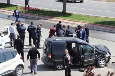 Kontrolden Çıkıp CHP Liderini Takip Eden Gazetecilerin Aracına Çarptı