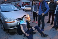 UĞUR MUMCU - Motosiklet Otomobille Çarpıştı Açıklaması 2 Yaralı