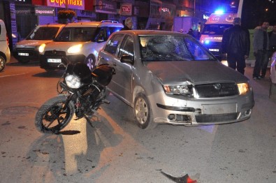 Motosikletle Otomobil Çarpıştı Açıklaması 2 Yaralı