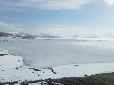 Baraj Göleti Nisan Ayında Buz Tuttu