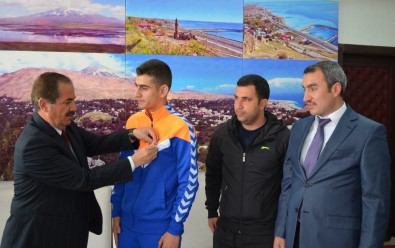 Başkan Gürsoy'dan Başarılı Atlete Ödül