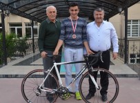 Bekir Çeker'den Başarılı Sporcuya Yarış Bisikleti Hediye Etti