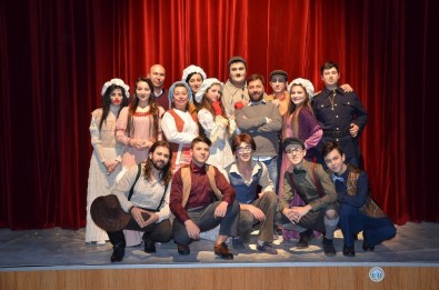 Bozüyük Belediyesi Tiyatro Topluluğu'nun Sahnelediği 'Kulaktan Kulağa' Adlı Oyunu Bin 600 Kişi İzledi