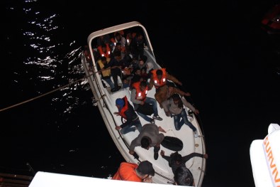 Denizde Mahsur Kalan 30 Kaçak Göçmen Yakalandı