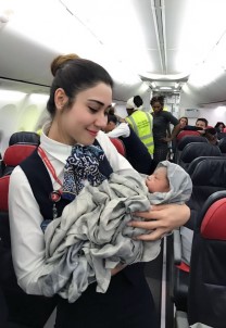Hamile Kadın Uçakta Doğum Yaptı