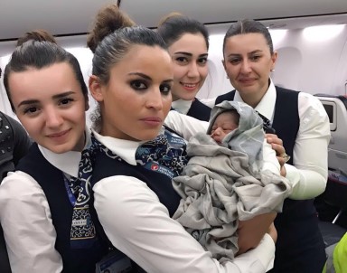 Kadın Uçakta Doğum Yaptı