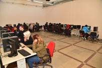 Kursiyerler Bilgisayar Donanımlarını Öğreniyor