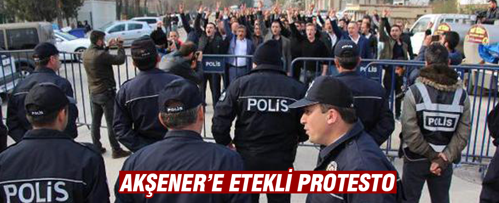 Meral Akşener'e etekli ve ayakkabılı protesto