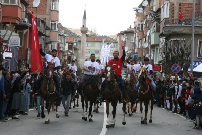 MHP Lideri Bahçeli'yi Atlarla Ve Karanfillerle Karşıladılar