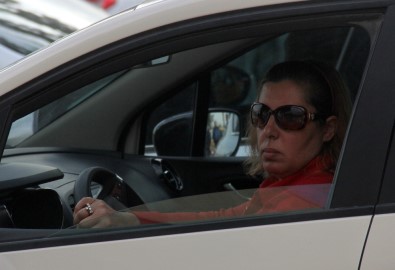 Genç kadın polisi alarma geçirdi