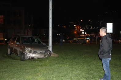 Ticari Taksi İle Otomobil Çarpıştı Açıklaması 3 Yaralı