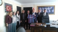 MURAT ŞENER - Trabzonlu Öğretmenler Kaymakam Şener'e Forma Hediye Etti