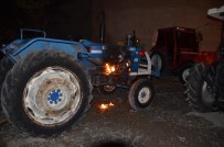 SÖNDÜRME TÜPÜ - Yanan Traktörü Polis Söndürdü