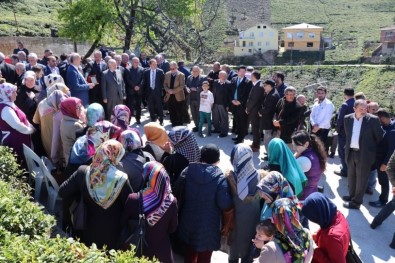 Yol İçin Fedakarlık Göstererek Evini Yıktırdı, Plaketle Ödüllendirildi