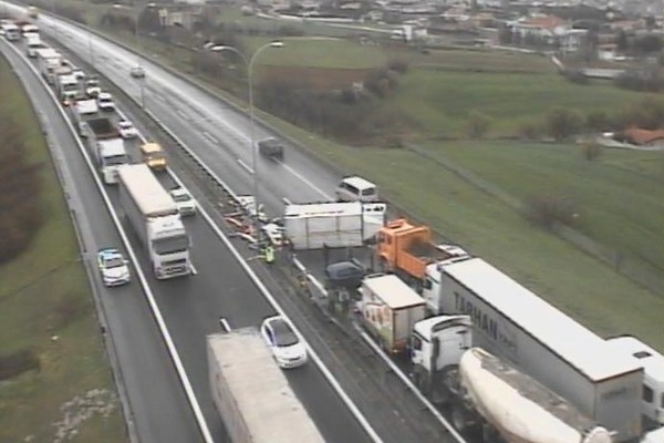 TEM'de kaza nedeniyle trafik yoğunluğu