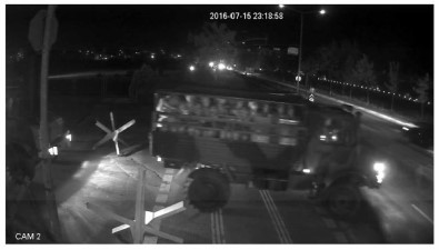 Kaçmak İçin Araçla Halkın Arasına Dalmışlar