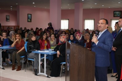 Bakan Bozdağ, Yozgat'ta Üniversite Öğrencilerinin Sorularını Yanıtladı