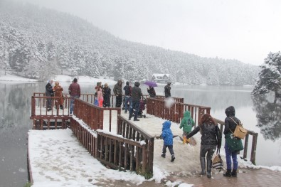 Gölcük'te Kar Yağışı Tatilcileri Büyüledi