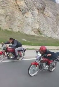 Motosiklet Üzerinde Tehlikeli Yolculuk Kamerada