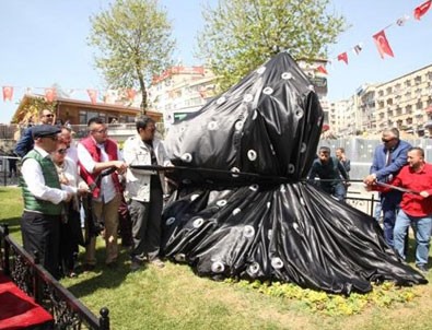 CHP'li Kartal Belediyesi eşek heykeli açtı