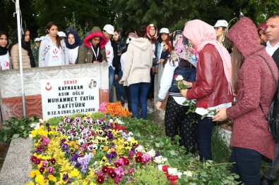 Derikli Öğrencilerden Şehit Kaymakam Safitürk'ün Mezarına Ziyaret
