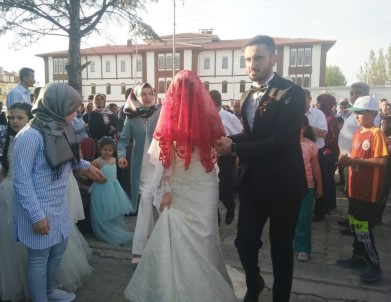 Eski Gençlik Kolları Başkanı Mehterli Düğünle Dünya Evine Girdi
